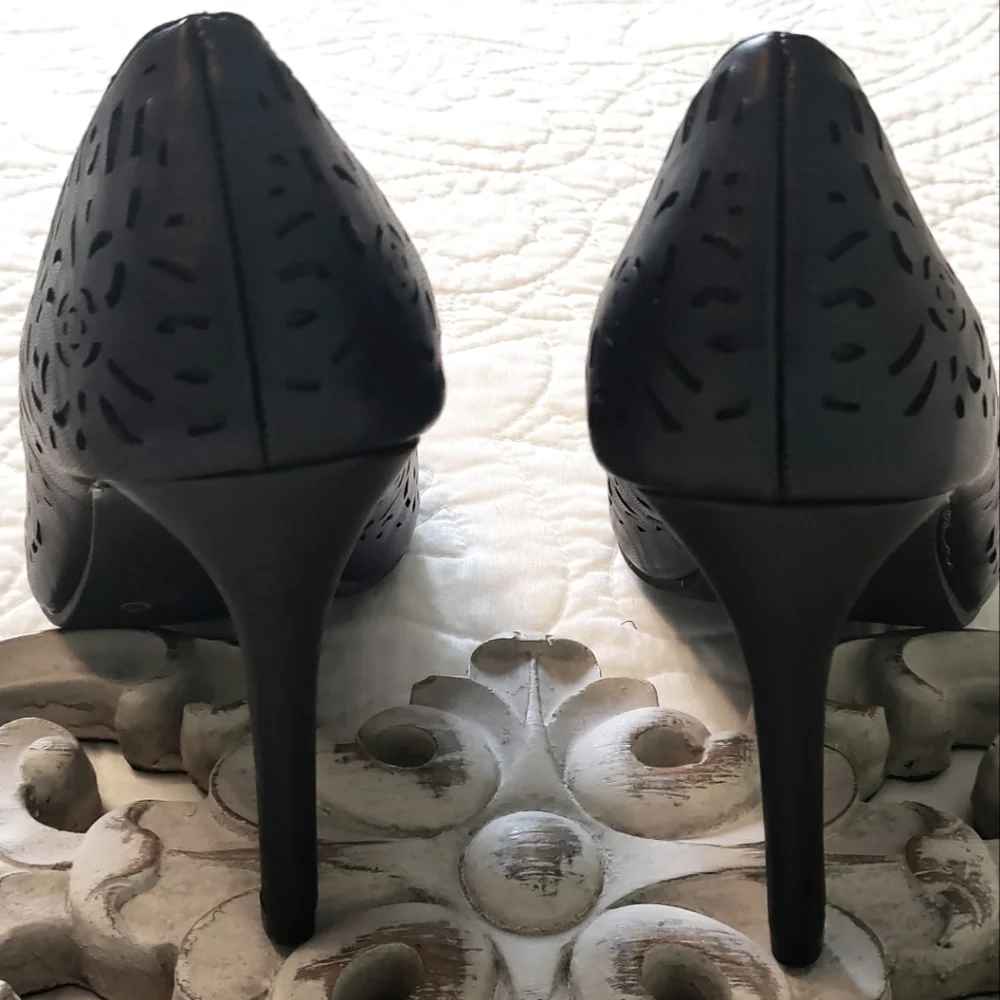 NWOT Report black heels.